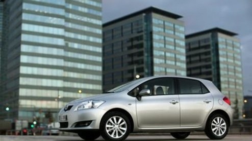 De Auris is het nieuwe wapen van Toyota. Met drie diesels, twee benzine motoren en een rijk uitrustingsniveau is het auto die zich op de zakelijke rijder richt.