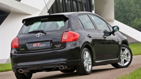 Rood lederen bekleding, subtiele spoilers, dubbele uitlaat n een bijna 180 pk sterke diesel. Deze ingredinten zijn door Toyota toegevoegd aan de normaliter toch wat brave Auris. Het totaalplaatje kr