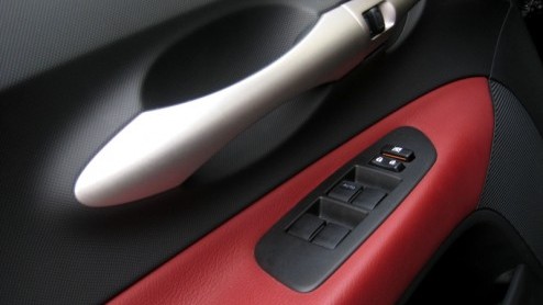 Rood lederen bekleding, subtiele spoilers, dubbele uitlaat n een bijna 180 pk sterke diesel. Deze ingredinten zijn door Toyota toegevoegd aan de normaliter toch wat brave Auris. Het totaalplaatje kr