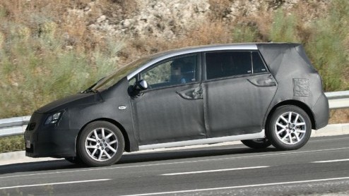 Vandaag een nieuwe blik op de Toyota Auris Verso. De Japanners nog druk testwerk, om volgend jaar de aanval te kunnen openen op de Touran en C-Max.