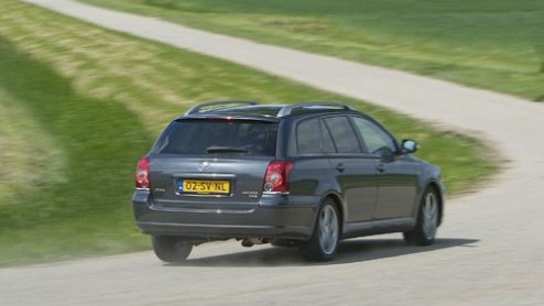 Hoe groter en duurder een automodel is, des te belangrijker wordt de zakelijke berijder. De Toyota Avensis heeft de afgelopen jaren flink terrein gewonnen in de zakelijke markt en de veldtocht is no