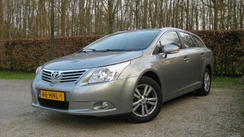 Toyota is heel zuinig op de nieuwe Avensis. De vorige generatie bleek namelijk als een van de weinige Japanse segmentgenoten een schot in de roos, bij zowel de particuliere als zakelijke rijder. Zijn