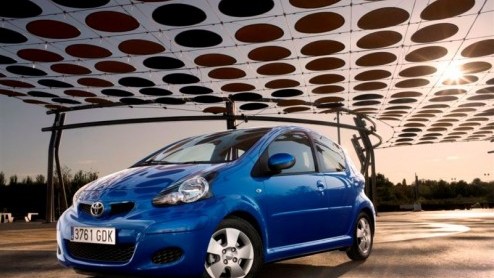 Het zal geen verrassing zijn dat de Toyota Aygo  in navolging van zijn identieke broertjes  een facelift zal ondergaan. Hoewel de kleine Japanner pas op 4 december officieel wordt voorgesteld op de