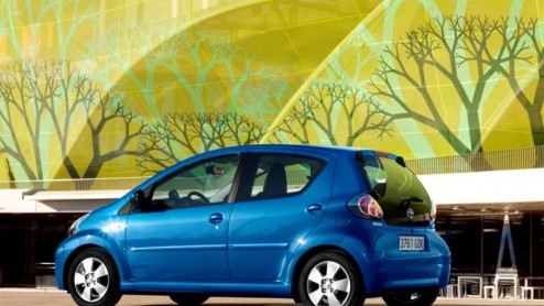 Het zal geen verrassing zijn dat de Toyota Aygo  in navolging van zijn identieke broertjes  een facelift zal ondergaan. Hoewel de kleine Japanner pas op 4 december officieel wordt voorgesteld op de