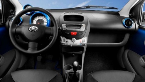 Het zal geen verrassing zijn dat de Toyota Aygo  in navolging van zijn identieke broertjes  een facelift zal ondergaan. Hoewel de kleine Japanner pas op 4 december officieel wordt voorgesteld op de