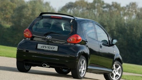 Toyota heeft besloten de Aygo een wat stoerder uiterlijk te geven, wellicht om de mannen een plezier te doen.