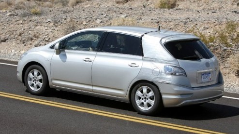 Toyota is op dreef met de ontwikkeling van modellen die rijden op waterstof. Op afgelegen terrein werd de Toyota Mark X Zio Hydrogen ontdekt, tijdens testwerk. Het betreft een in Japan bekend model, m