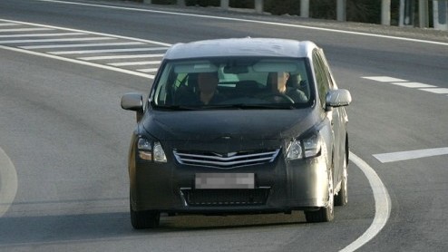 Nog niet in Parijs te zien, maar wel al in het geniep op de weg is de Toyota (Auris) Verso. Die passeerde al eerder de revue, maar vandaag zijn de nieuwste beelden beschikbaar.