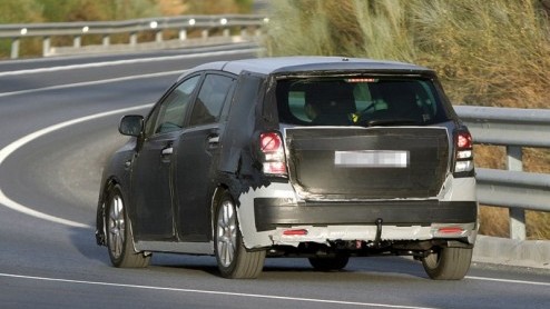 Nog niet in Parijs te zien, maar wel al in het geniep op de weg is de Toyota (Auris) Verso. Die passeerde al eerder de revue, maar vandaag zijn de nieuwste beelden beschikbaar.