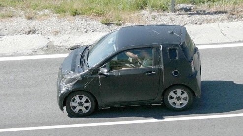 Slimpie onderweg! De Toyota iQ zagen we al eens als studiemodel langs komen, maar hier is dan het rijdende bewijs. De productie van dit intelligente drie-zits Japannertje begint eind dit jaar al en ga
