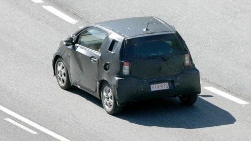 Slimpie onderweg! De Toyota iQ zagen we al eens als studiemodel langs komen, maar hier is dan het rijdende bewijs. De productie van dit intelligente drie-zits Japannertje begint eind dit jaar al en ga