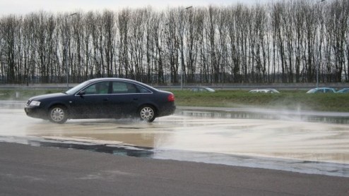 Zaterdag 17 februari ben ik op bezoek geweest bij Prodrive in Lelystad om een rijvaardigheidstraining te volgen. Maar wat houdt dat nou precies in zon rijvaardigheidstraining en wat is het nut van ee