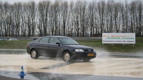 Zaterdag 17 februari ben ik op bezoek geweest bij Prodrive in Lelystad om een rijvaardigheidstraining te volgen. Maar wat houdt dat nou precies in zon rijvaardigheidstraining en wat is het nut van ee