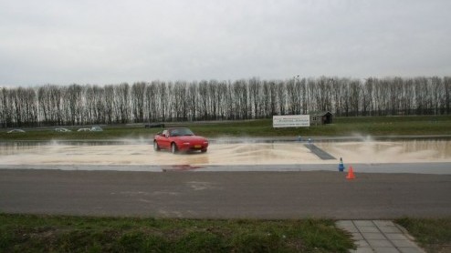 Zaterdag 17 februari ben ik op bezoek geweest bij Prodrive in Lelystad om een rijvaardigheidstraining te volgen. Maar wat houdt dat nou precies in zon rijvaardigheidstraining en wat is het nut van ee