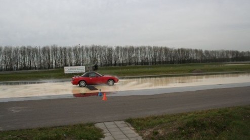 Zaterdag 17 februari ben ik op bezoek geweest bij Prodrive in Lelystad om een rijvaardigheidstraining te volgen. Maar wat houdt dat nou precies in zon rijvaardigheidstraining en wat is het nut van ee