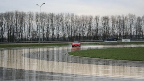 Zaterdag 17 februari ben ik op bezoek geweest bij Prodrive in Lelystad om een rijvaardigheidstraining te volgen. Maar wat houdt dat nou precies in zon rijvaardigheidstraining en wat is het nut van ee