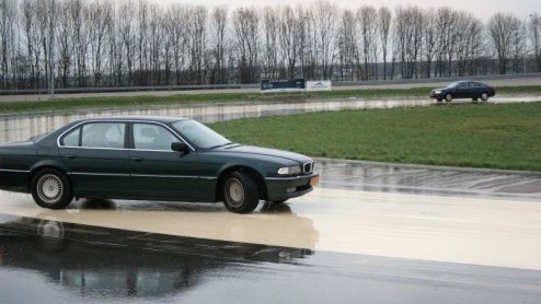 Zaterdag 17 februari ben ik op bezoek geweest bij Prodrive in Lelystad om een rijvaardigheidstraining te volgen. Maar wat houdt dat nou precies in zon rijvaardigheidstraining en wat is het nut van ee