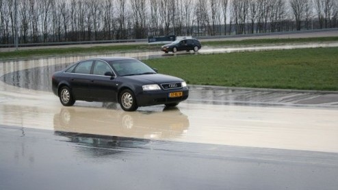 Zaterdag 17 februari ben ik op bezoek geweest bij Prodrive in Lelystad om een rijvaardigheidstraining te volgen. Maar wat houdt dat nou precies in zon rijvaardigheidstraining en wat is het nut van ee