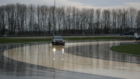 Zaterdag 17 februari ben ik op bezoek geweest bij Prodrive in Lelystad om een rijvaardigheidstraining te volgen. Maar wat houdt dat nou precies in zon rijvaardigheidstraining en wat is het nut van ee