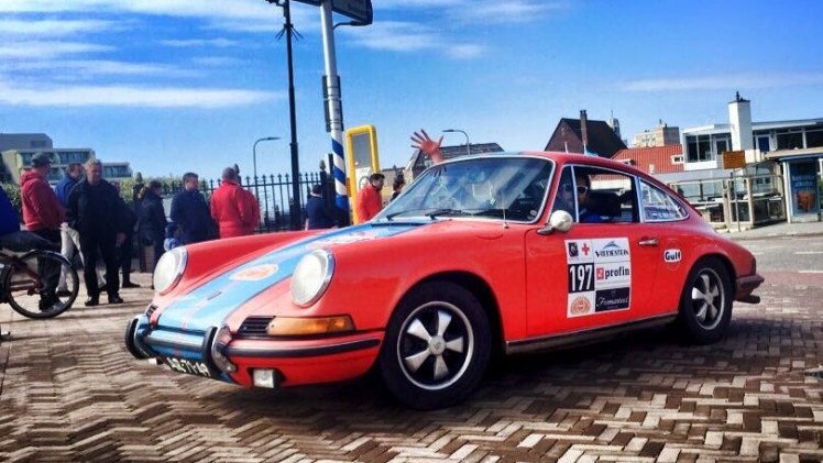Tulpenrallye 2015 finish in Noordwijk. Team AutoVandaag behaalt de 37e plaats in het klassement Touring.