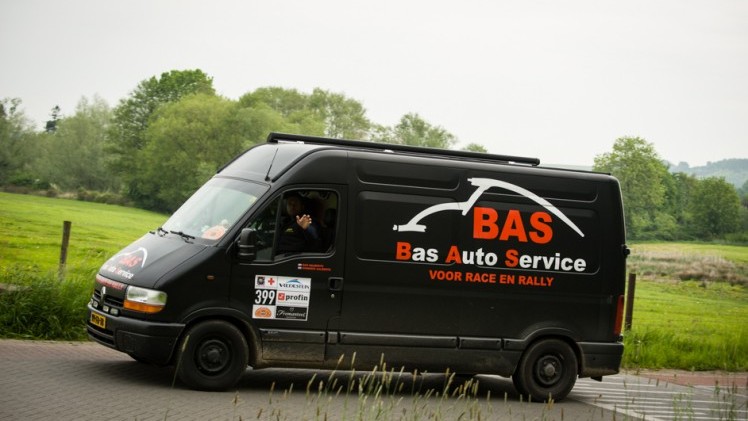 Tulpenrallye 2015 finish in Noordwijk. Team AutoVandaag behaalt de 37e plaats in het klassement Touring.