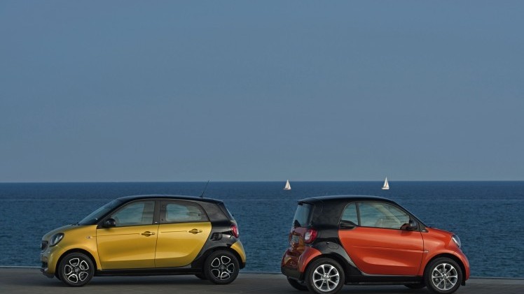 De smart fortwo is voortaan ook te bestellen met een zestraps automaat met dubbele koppeling. Daarnaast krijgen de fortwo en forfour nu ook de 90 pk sterke 0,9 liter driecilinder turbomotor.