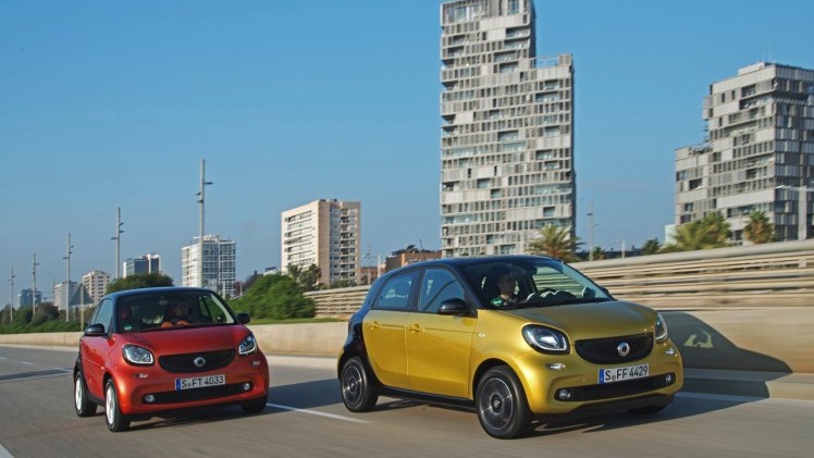 De smart fortwo is voortaan ook te bestellen met een zestraps automaat met dubbele koppeling. Daarnaast krijgen de fortwo en forfour nu ook de 90 pk sterke 0,9 liter driecilinder turbomotor.