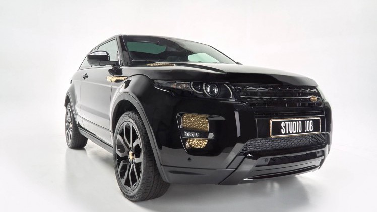 Range Rover Evoque onder handen bij Studio Job met Bronze en Black elementen.