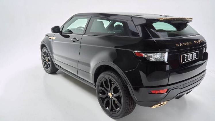 Range Rover Evoque onder handen bij Studio Job met Bronze en Black elementen.