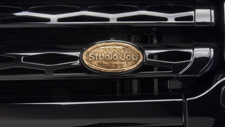 Range Rover Evoque onder handen bij Studio Job met Bronze en Black elementen.