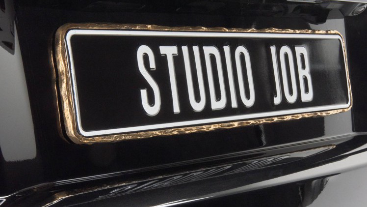 Range Rover Evoque onder handen bij Studio Job met Bronze en Black elementen.