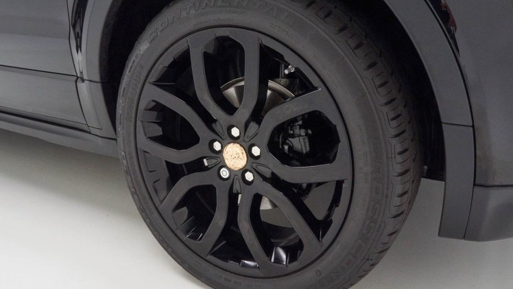 Range Rover Evoque onder handen bij Studio Job met Bronze en Black elementen.