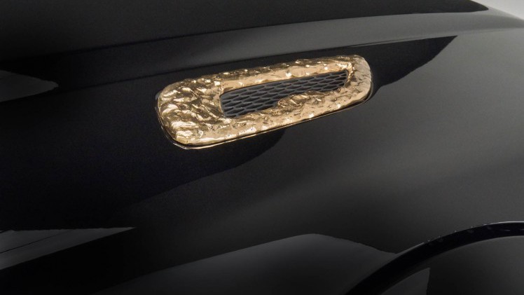Range Rover Evoque onder handen bij Studio Job met Bronze en Black elementen.