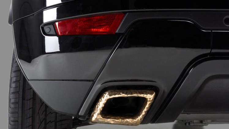Range Rover Evoque onder handen bij Studio Job met Bronze en Black elementen.