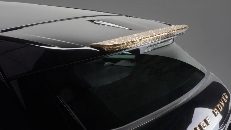 Range Rover Evoque onder handen bij Studio Job met Bronze en Black elementen.