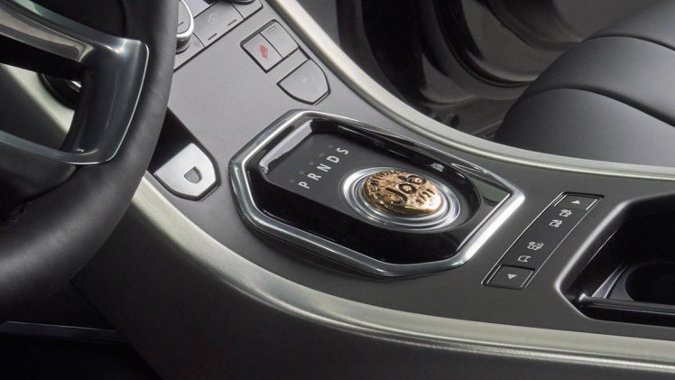 Range Rover Evoque onder handen bij Studio Job met Bronze en Black elementen.