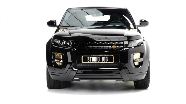 Range Rover Evoque onder handen bij Studio Job met Bronze en Black elementen.
