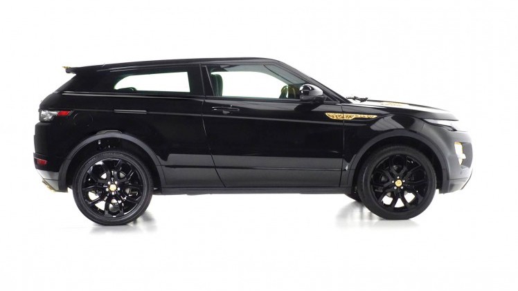 Range Rover Evoque onder handen bij Studio Job met Bronze en Black elementen.