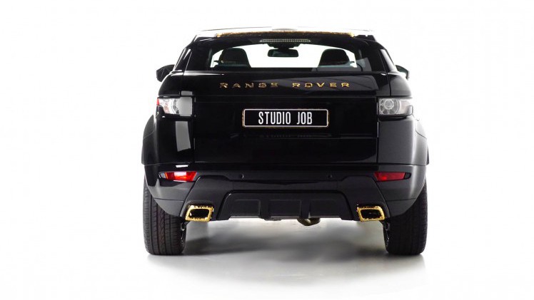 Range Rover Evoque onder handen bij Studio Job met Bronze en Black elementen.