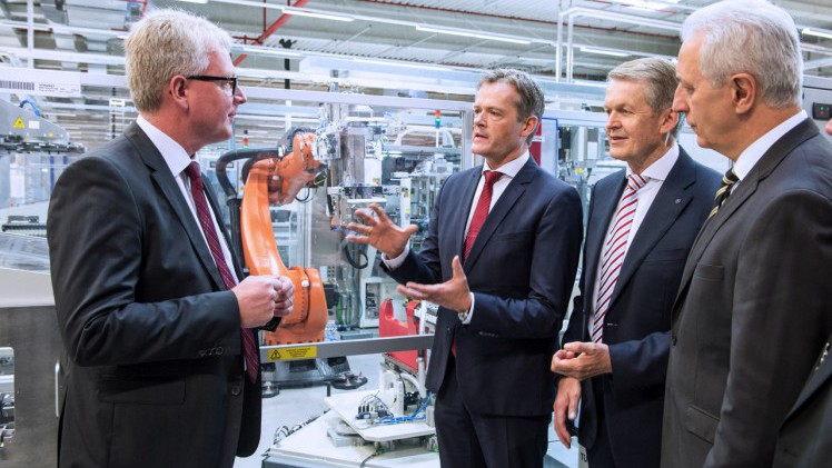 Daimler, het moederbedrijf van Mercedes-Benz, start met de productie van een tweede accufabriek in Duitsland. Daarmee kan het in accu's voorzien voor 10 elektrische modellen in 2025.