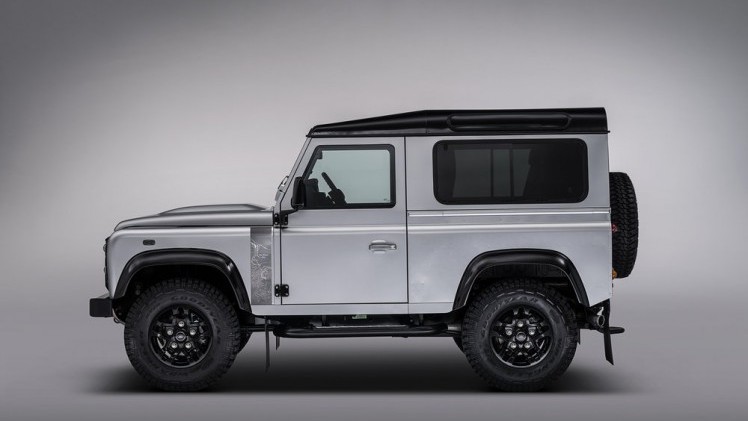 Land Rover zet het twee miljoenste exemplaar van de Defender op een voetstuk tijdens Goodwood Festival of Speed.