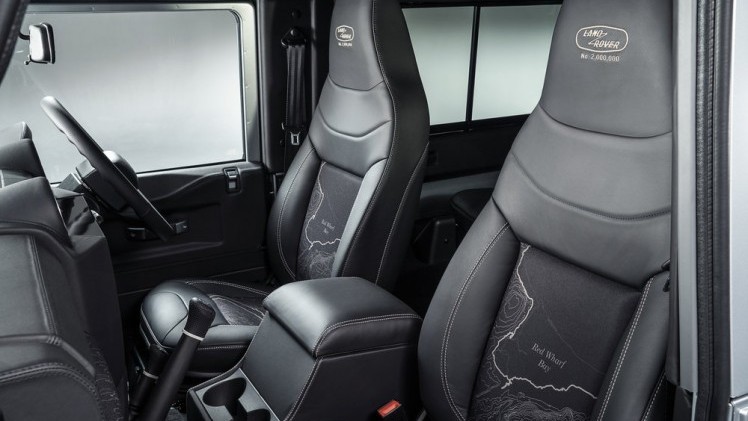 Land Rover zet het twee miljoenste exemplaar van de Defender op een voetstuk tijdens Goodwood Festival of Speed.
