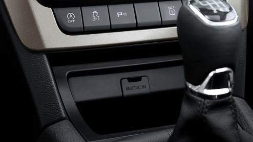 Autotest Skoda Yeti 1.6 TDI en 1.4 TSI Outdoor. De vernieuwde Yeti heeft twee gezichten gekregen en is nog iets luxer en slimmer ingericht.