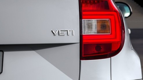Autotest Skoda Yeti 1.6 TDI en 1.4 TSI Outdoor. De vernieuwde Yeti heeft twee gezichten gekregen en is nog iets luxer en slimmer ingericht.