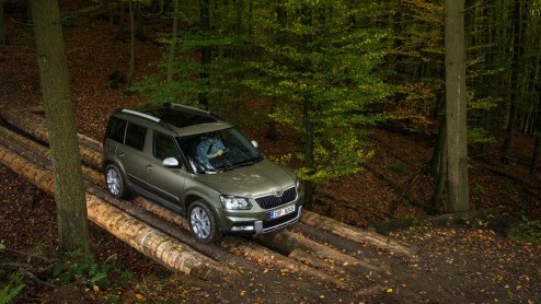 Autotest Skoda Yeti 1.6 TDI en 1.4 TSI Outdoor. De vernieuwde Yeti heeft twee gezichten gekregen en is nog iets luxer en slimmer ingericht.