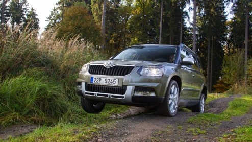 Autotest Skoda Yeti 1.6 TDI en 1.4 TSI Outdoor. De vernieuwde Yeti heeft twee gezichten gekregen en is nog iets luxer en slimmer ingericht.