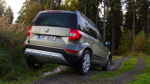 Autotest Skoda Yeti 1.6 TDI en 1.4 TSI Outdoor. De vernieuwde Yeti heeft twee gezichten gekregen en is nog iets luxer en slimmer ingericht.