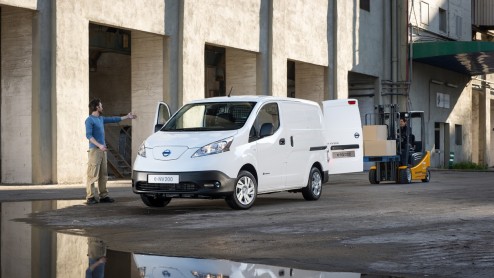 Nissan e-NV200 voor tweehonderd Amsterdamse ondernemers ingezet, zodat zij praktijkervaring op kunnen doen met de elektrische bedrijfsauto.