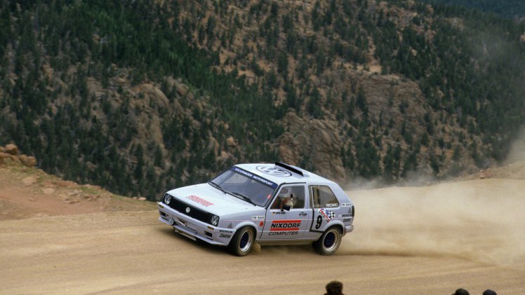 Een tweemotorige Volkswagen Golf komt dit jaar aan de start van de Pikes Peak heuvelklim.