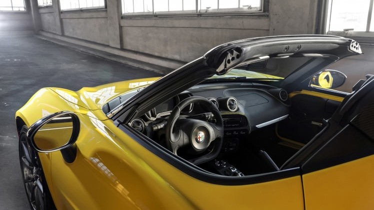Langverwachte Alfa Romeo 4C Spider is los op de Detroit Auto Show 2015.